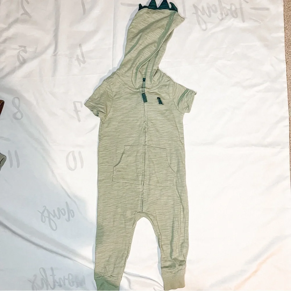 Carter’s Green Short Sleeve Dinosaur Jumpsuit in Size 9 Months